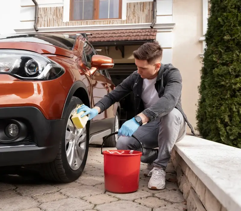 Lavage auto à domicile La Villeneuve-au-Chêne : professionnel intervenant sur un véhicule